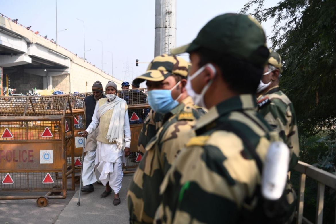 边境安全部队（BSF）成员封锁了一条道路，以阻止示威农民进入新德里（法新社）