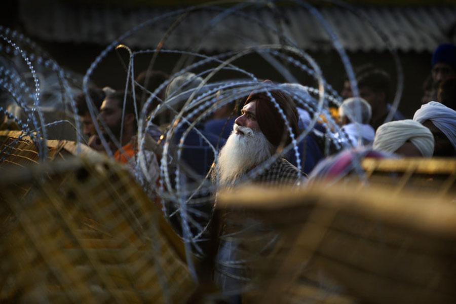 Проволока колючая на улицах Нью-Дели