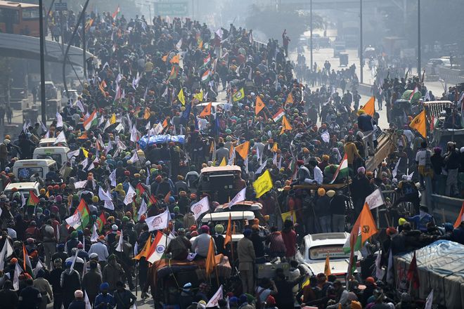 Đám đông nông dân biểu tình và xe máy cày tuần hành trên một tuyến đường ở thủ đô New Delhi, Ấn Độ ngày 26.1 /// Reuters