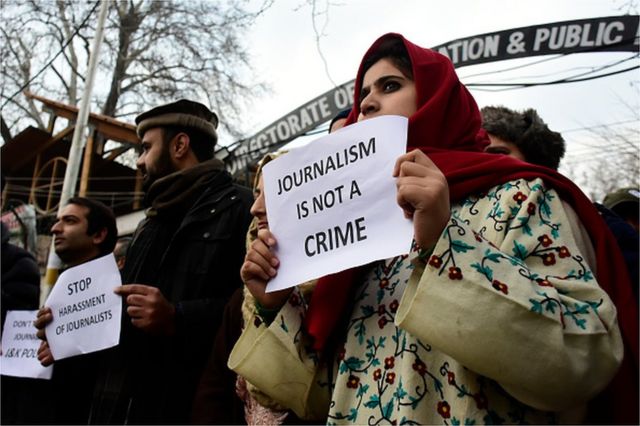 صحفيون كشميريون يحملون لافتات خلال احتجاج على تعسف القوات الهندية في سريناغار ، كشمير الخاضعة للإدارة الهندية في 18 ديسمبر 2019.