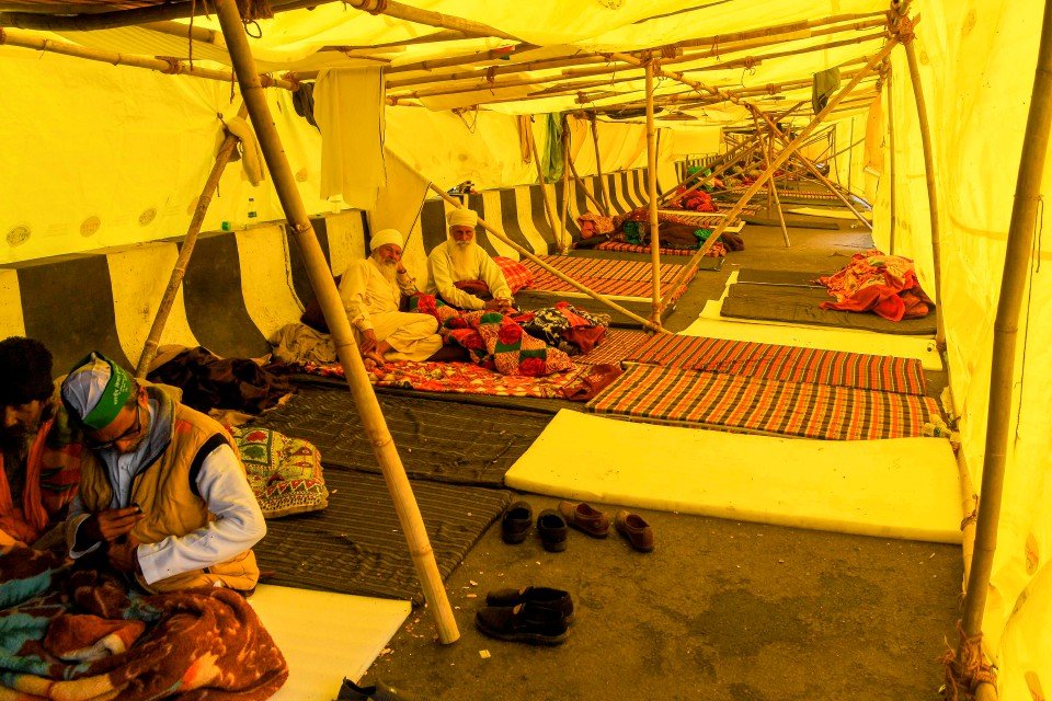 Petani yang melakukan protes membina khemah di sepanjang lebuh raya menuju ke New Delhi yang disekat. - Foto AFP