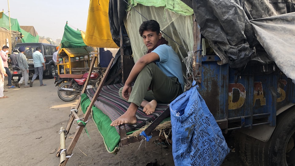 Un jeune homme dans un camion