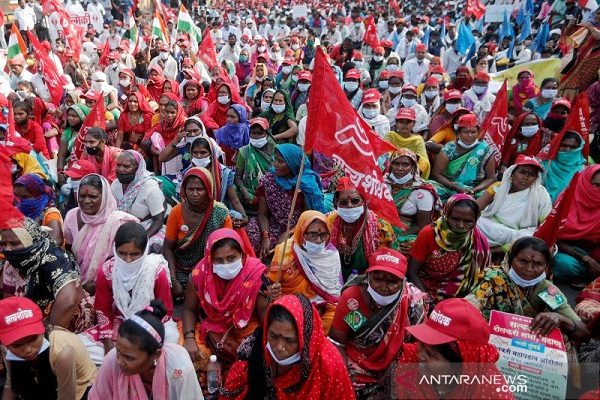  Petani mendengarkan pidato saat protes atas undang-undang pertanian baru di Mumbai, India, Senin (25/1/2021). (Antara/Reuters) 