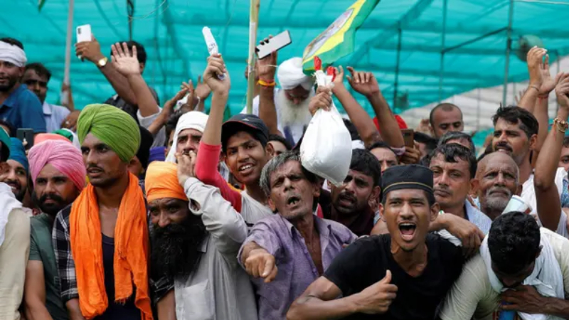 Hindistan'da çiftçi protestocular, bakanın konvoyuna saldırdı: 8 ölü