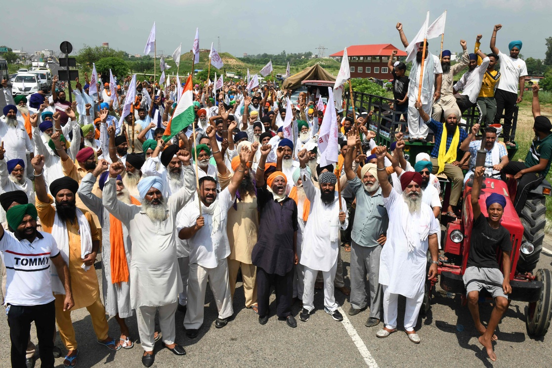 Productores agrícolas se sumaron a las protestas cerca de la capital Nueva Delhi.