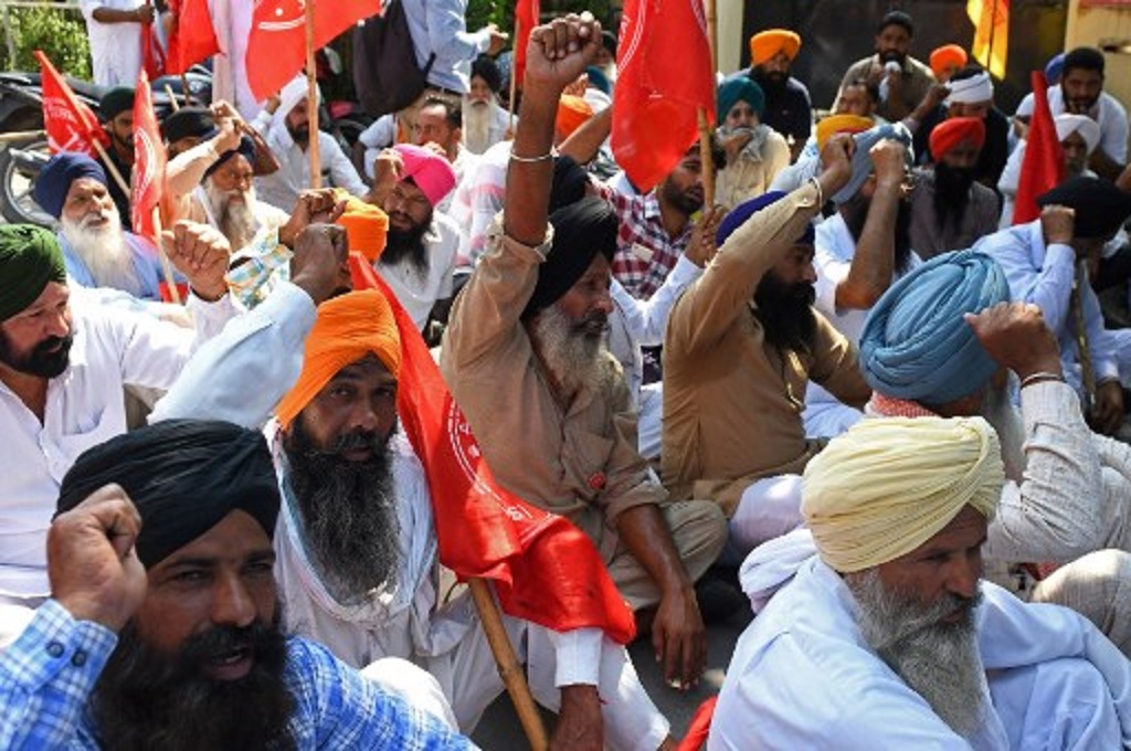 Sekelompok petani berunjuk rasa di Amritsar, India, 2 Oktober 2021. (Narinder NANU / AFP)