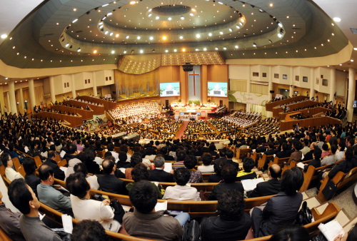 People attend Easter service in Yoido Full Gospel Church in Seoul on Sunday. (Yonhap News)